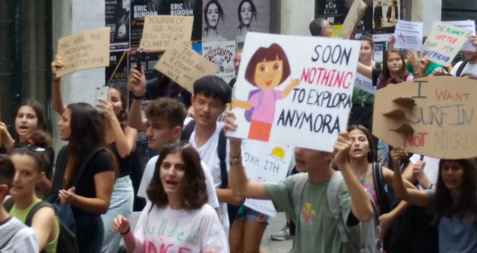 Βίντεο και φωτογραφίες απ’ τη μαθητική πορεία για το κλίμα