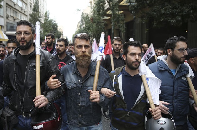 Χιλιάδες τα «όχι» έξω από τη Βουλή