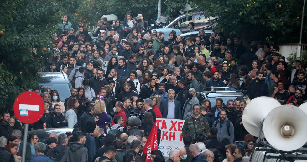 Μια βίαιη έξωση που έπεσε πάνω σε ανθρώπινο τείχος
