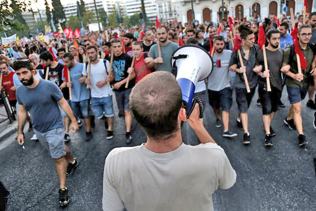 Μαραθώνια αντιφασιστική πορεία από το Σύνταγμα ώς τη Μεσογείων και κατάληξη σήμερα στο Κερατσίνι…