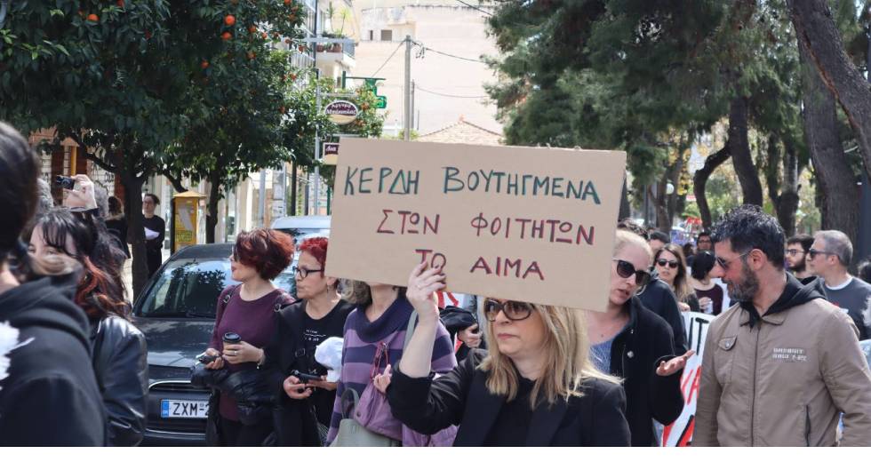 Με ηχηρή φωνή για το έγκλημα στα Τέμπη οι πορείες γειτονιές