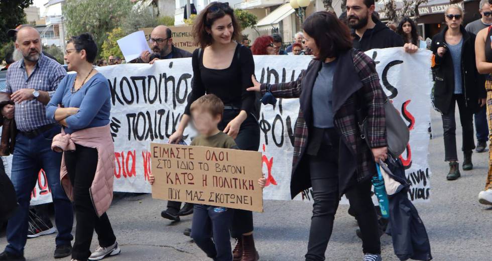 Με ηχηρή φωνή για το έγκλημα στα Τέμπη οι πορείες γειτονιές
