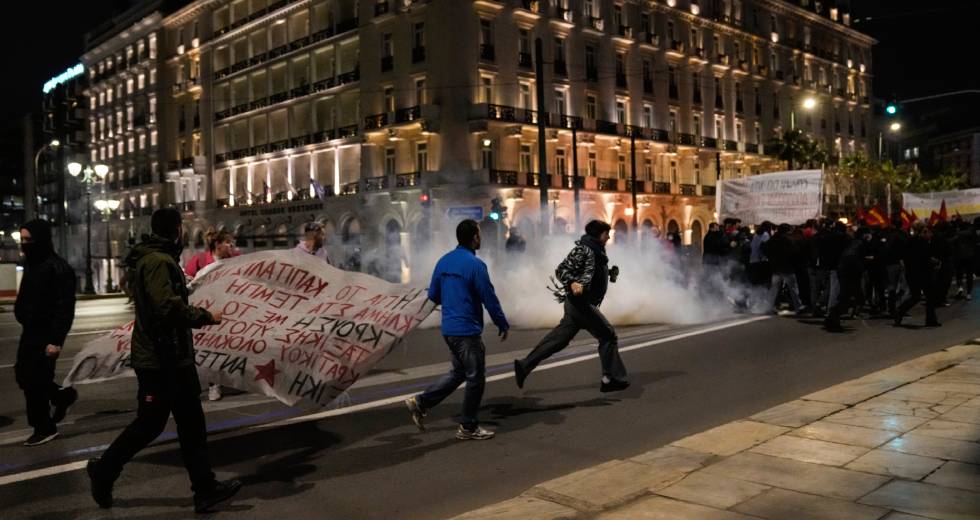 Η οργή και η άγρια καταστολή των διαδηλώσεων για τα Τέμπη μέσα από τον «φακό» των διεθνών ΜΜΕ