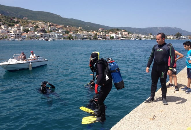 Ψάρεψαν… 70 λάστιχα στις θάλασσες του Πόρου