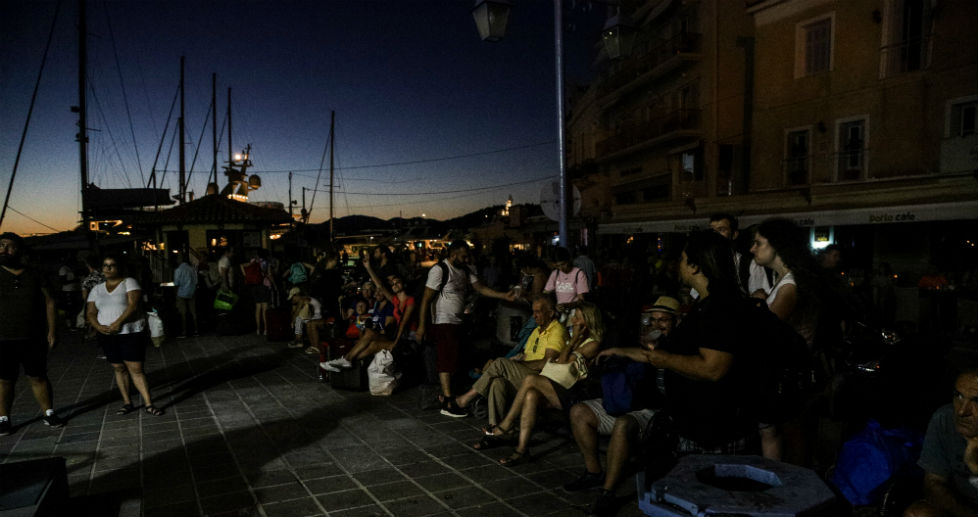 Τρεις νεκροί από την πτώση ελικοπτέρου στον Πόρο