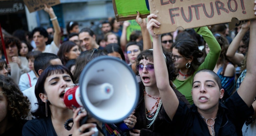 «Πήραν σηκωτούς» διαδηλωτές κατά της κλιματικής αλλαγής στην Πορτογαλία