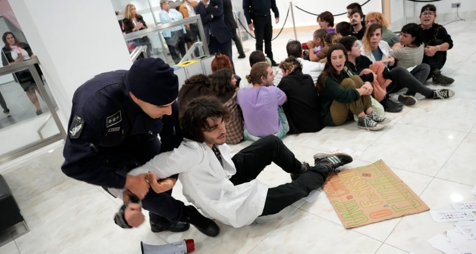 «Πήραν σηκωτούς» διαδηλωτές κατά της κλιματικής αλλαγής στην Πορτογαλία