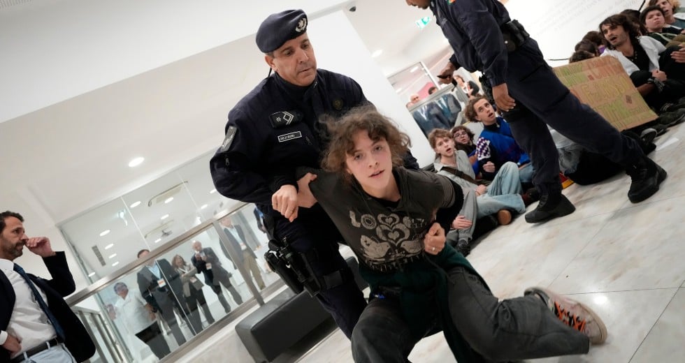 «Πήραν σηκωτούς» διαδηλωτές κατά της κλιματικής αλλαγής στην Πορτογαλία