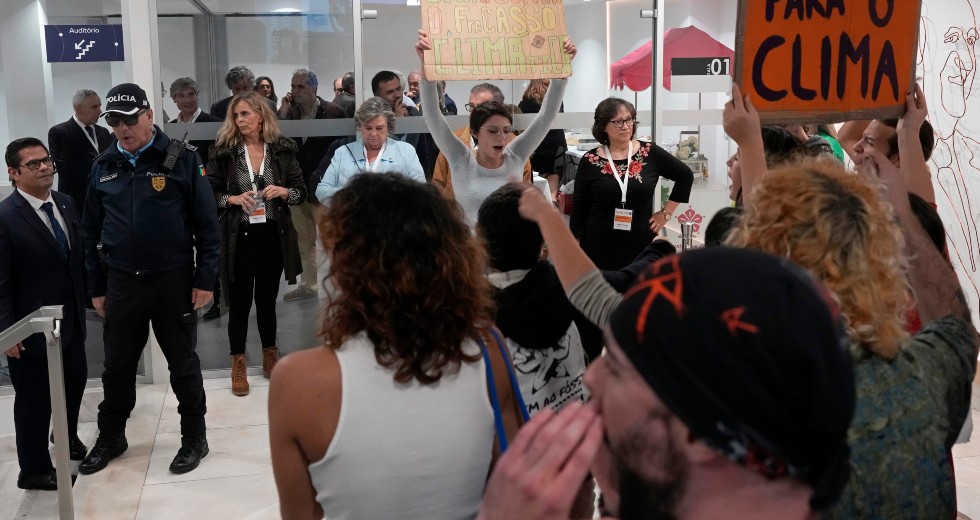 «Πήραν σηκωτούς» διαδηλωτές κατά της κλιματικής αλλαγής στην Πορτογαλία