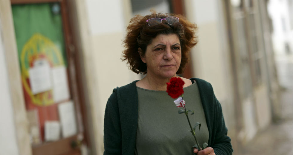 Τραγούδια από τα παράθυρα στην επέτειο της Επανάστασης των Γαριφάλων