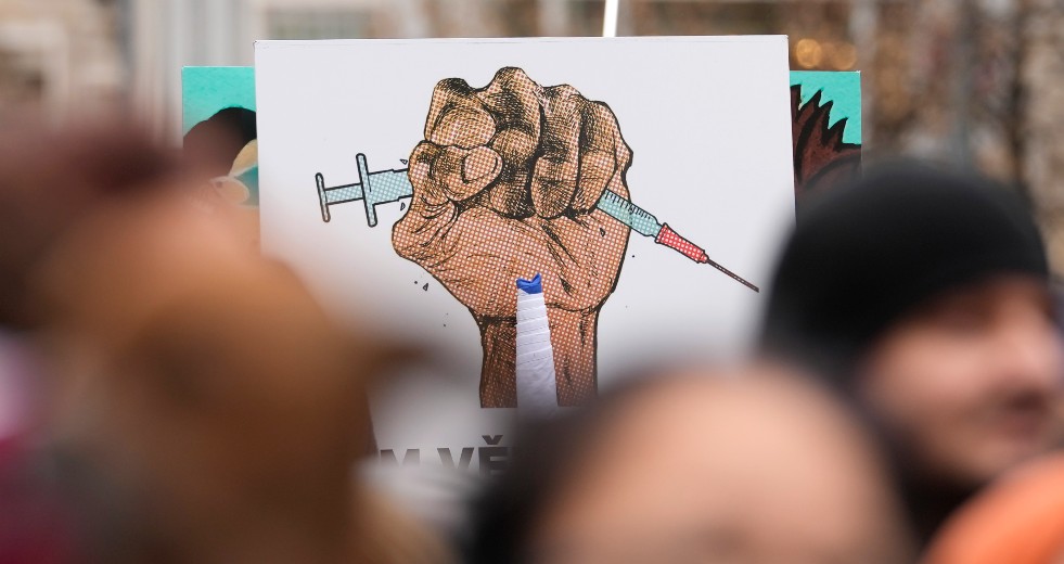 Διαδηλώσεις σε Πράγα και Βρυξέλλες κατά εμβολίων και περιοριστικών μέτρων