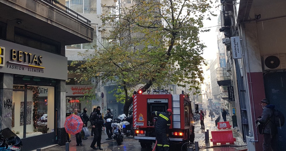 Φωτιά σε εγκαταλειμμένο κτίριο στην Πραξιτέλους