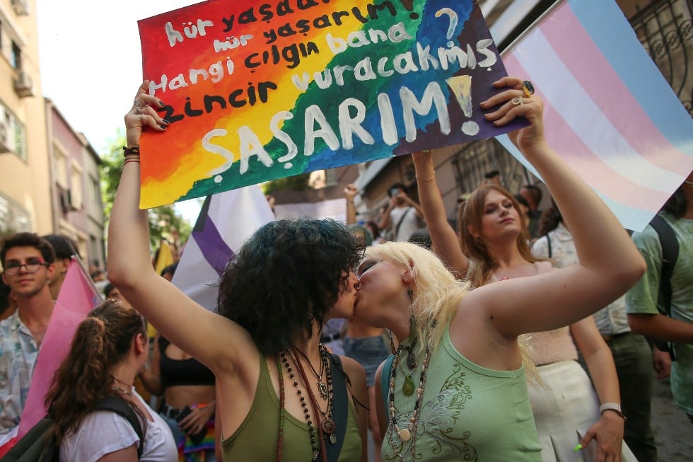 Πολύχρωμη ημέρα Υπερηφάνειας σε όλες τις γωνιές του κόσμου