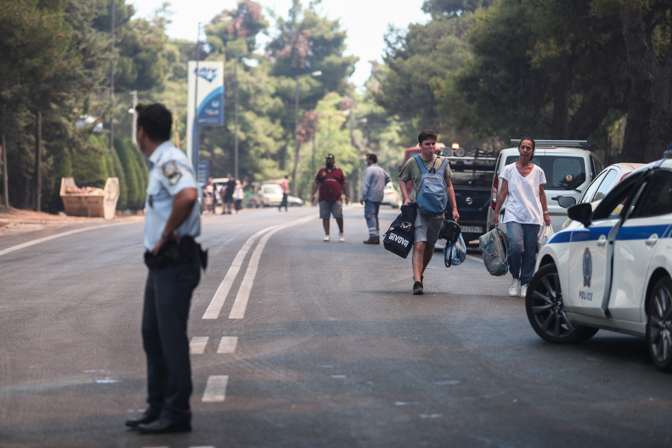 Σε ύφεση το πύρινο μέτωπο στη Σταμάτα, φόβοι για αναζωπυρώσεις