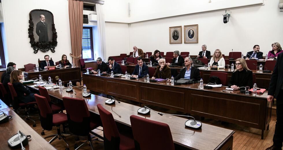 Σκληρό «πόκερ» σε δύο ταμπλό σήμερα στη Βουλή