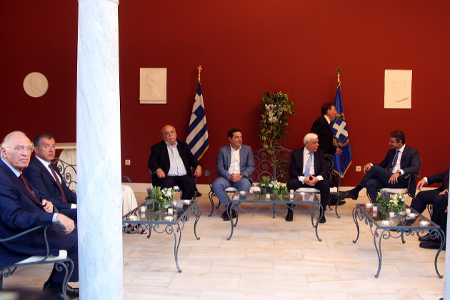 Με μηνύματα σε εσωτερικό και εξωτερικό η γιορτή της Δημοκρατίας