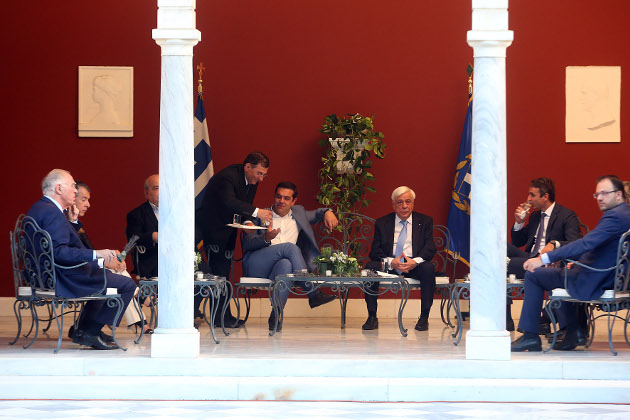 Με μηνύματα σε εσωτερικό και εξωτερικό η γιορτή της Δημοκρατίας