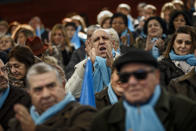 Δημοκρατική διαδήλωση με μάσκα… Μπερίσα