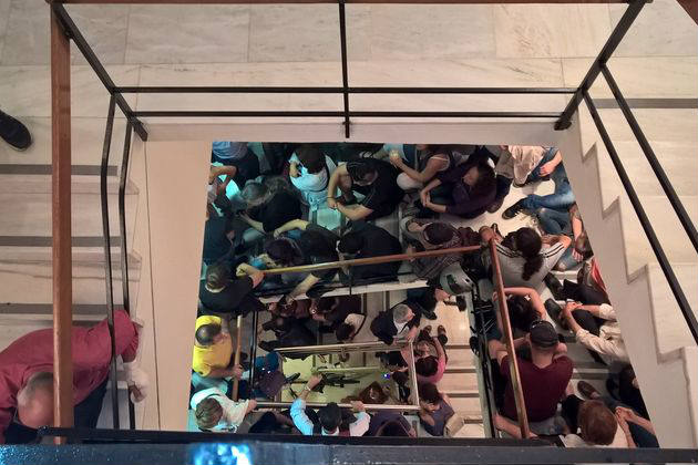Κοσμοσυρροή για τη… ρήξη