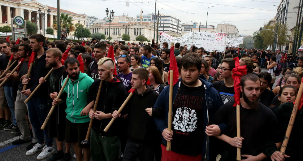 Χημικά και κρότου λάμψης στο φοιτητικό συλλαλητήριο της Αθήνας