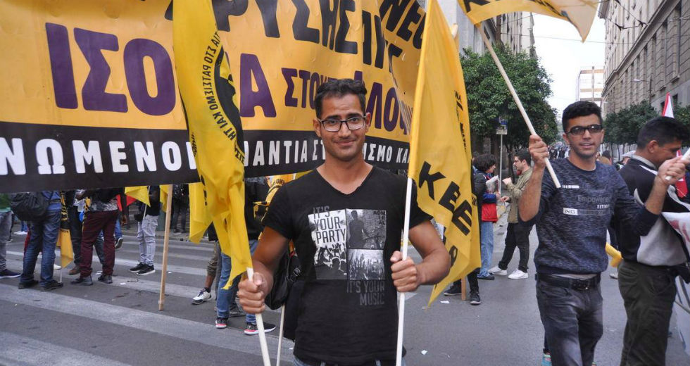 Με τους πρόσφυγες από το καμπ της Κορίνθου