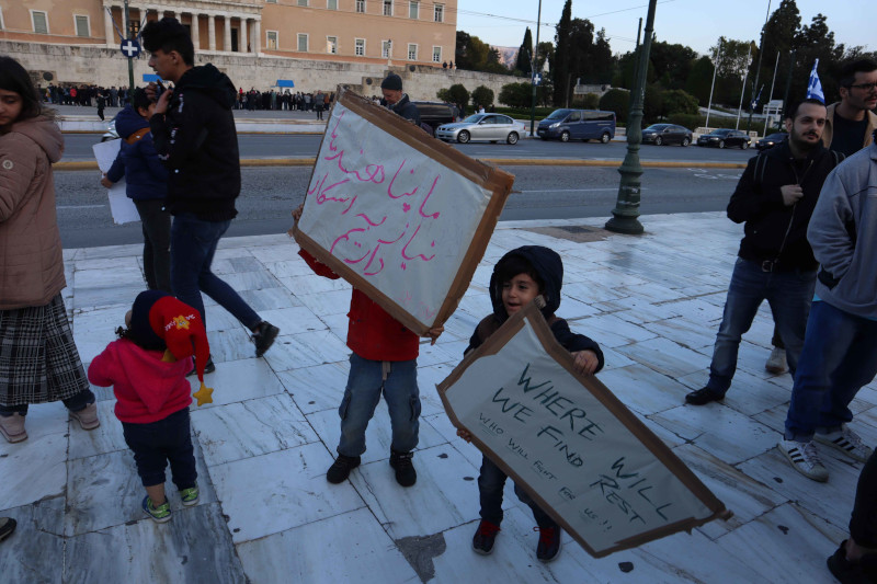 Αναζητούν… στέγη στο Σύνταγμα μετά την εκκένωση των καταλήψεων
