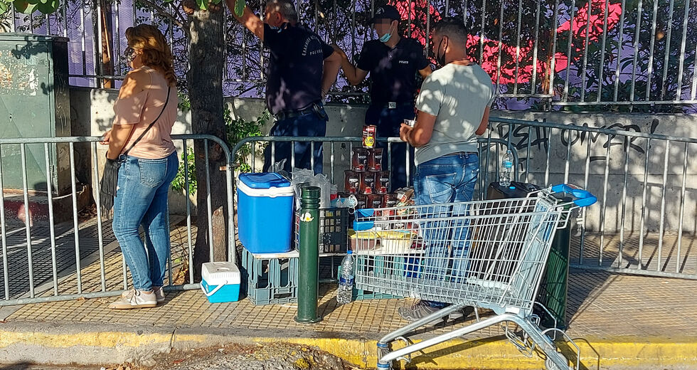 Ξεροσταλιάζουν στις ουρές από τα ξημερώματα για αίτηση ασύλου