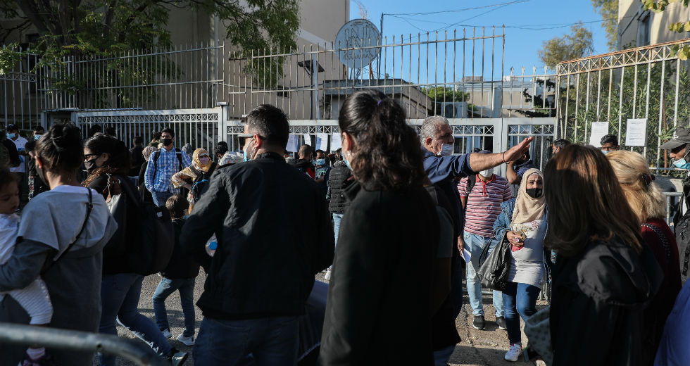 Ξανά συνωστισμός και χάος έξω από τα γραφεία της υπηρεσίας Ασύλου στην Αττική