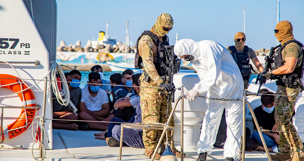Στο κλειστό γυμναστήριο της Ιεράπετρας μεταφέρθηκαν οι 32 πρόσφυγες