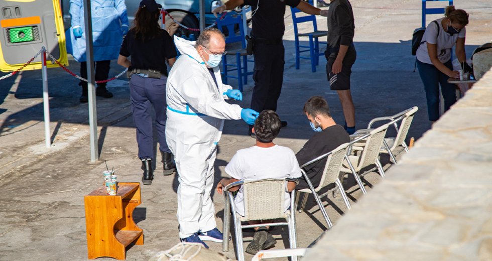 Στο κλειστό γυμναστήριο της Ιεράπετρας μεταφέρθηκαν οι 32 πρόσφυγες