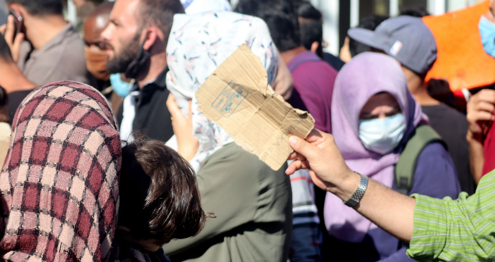 Το «μπαλάκι» στους πρόσφυγες από Μηταράκη για τον συνωστισμό