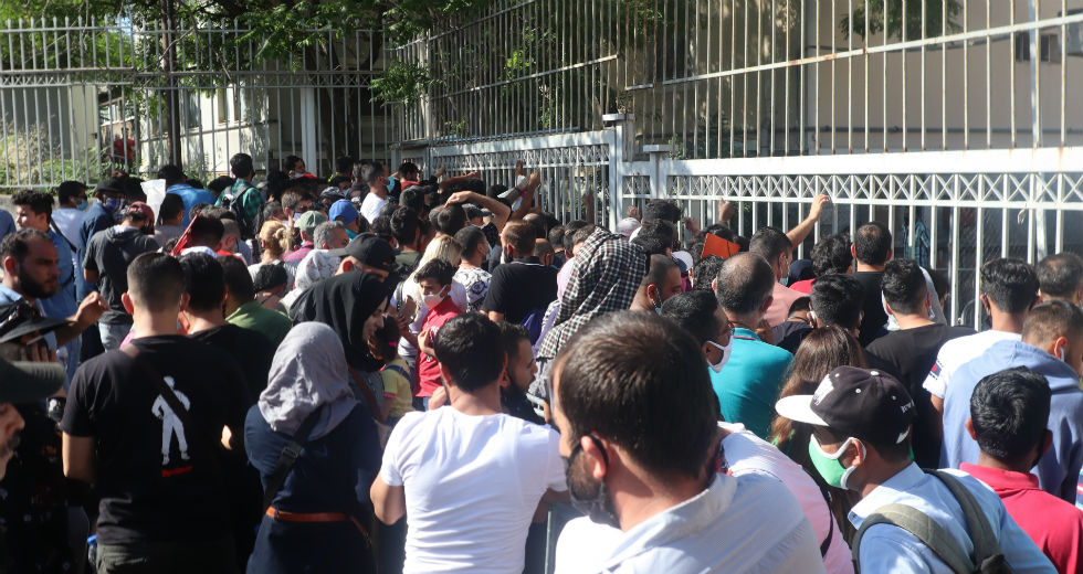 Το «μπαλάκι» στους πρόσφυγες από Μηταράκη για τον συνωστισμό