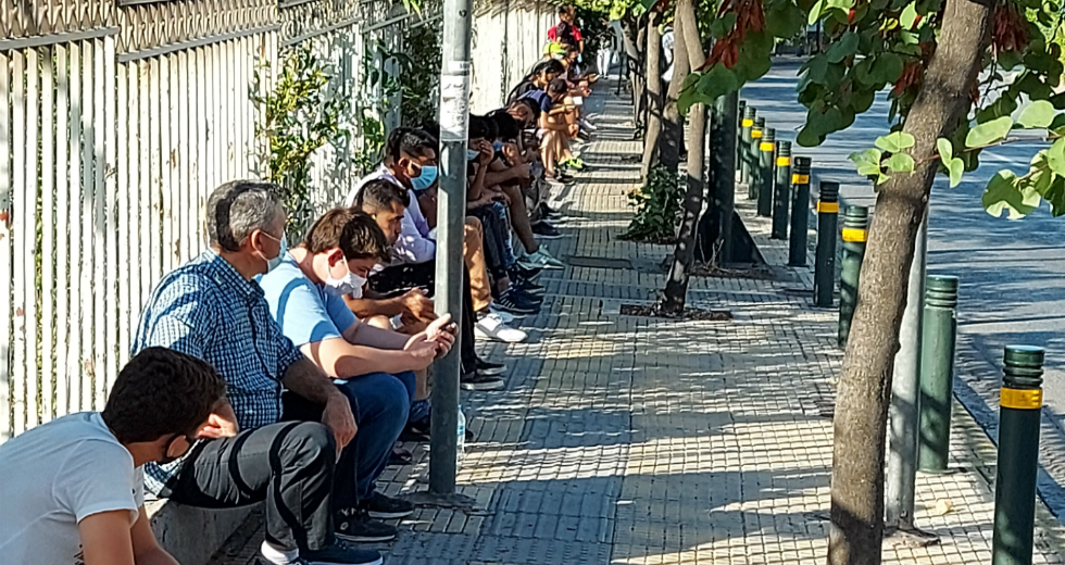 Ξεροσταλιάζουν στις ουρές από τα ξημερώματα για αίτηση ασύλου