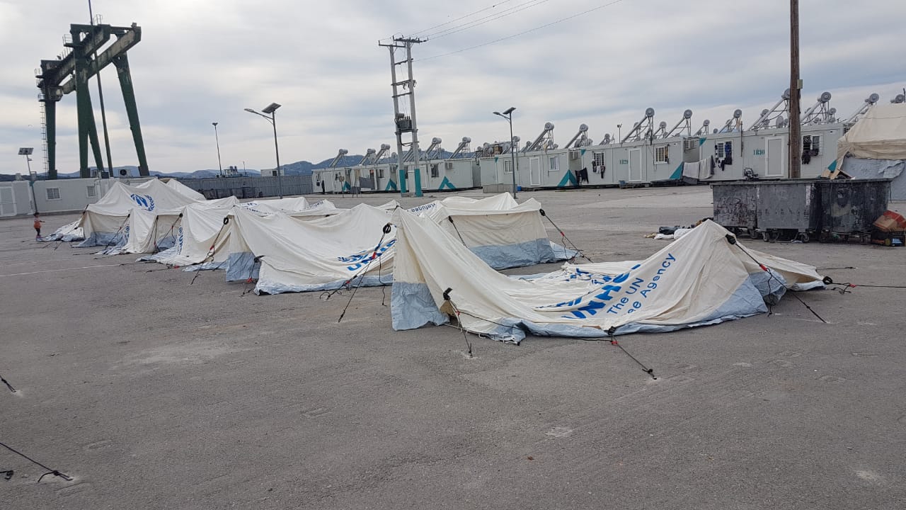 Διαμαρτύρονται οι πρόσφυγες για τις νέες σκηνές στον Σκαραμαγκά