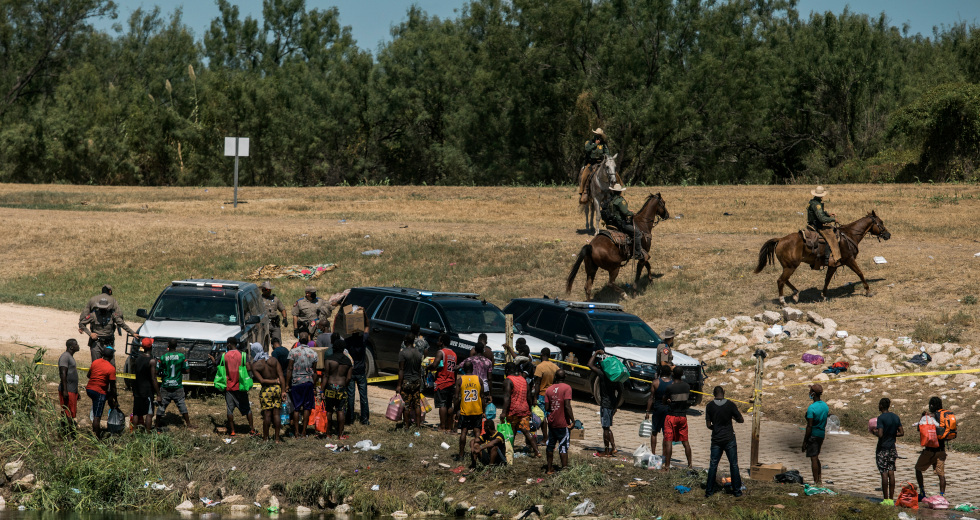 Έφιπποι συνοριοφύλακες κατά προσφύγων στο Ρίο Γκράντε – Σοκ από τις εικόνες ντροπής