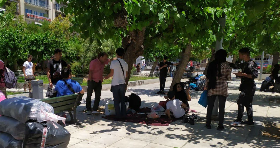 Άστεγες οικογένειες προσφύγων στην πλατεία Βικτωρίας