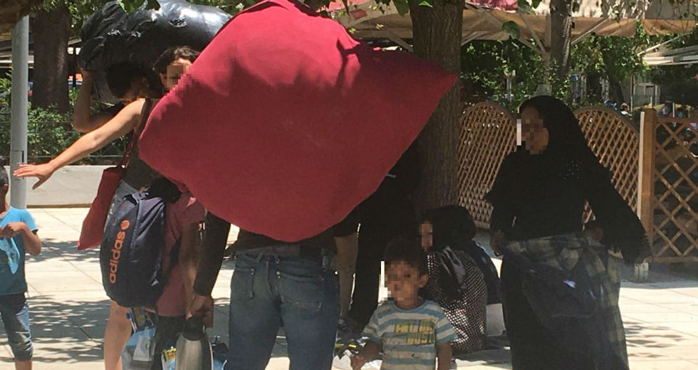 Άστεγες οικογένειες προσφύγων στην πλατεία Βικτωρίας