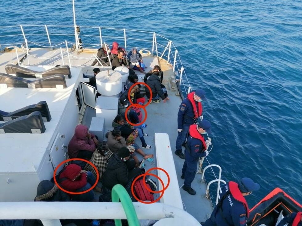 Επαναπροωθούν πρόσφυγες στα νησιά με ειδικές θαλάσσιες σκηνές