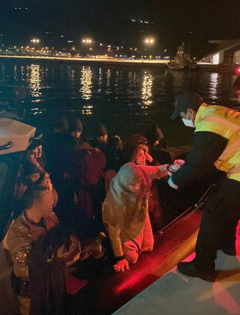 Επιχείρηση του Λιμενικού με απεγκλωβισμούς προσφύγων και συλλήψεις