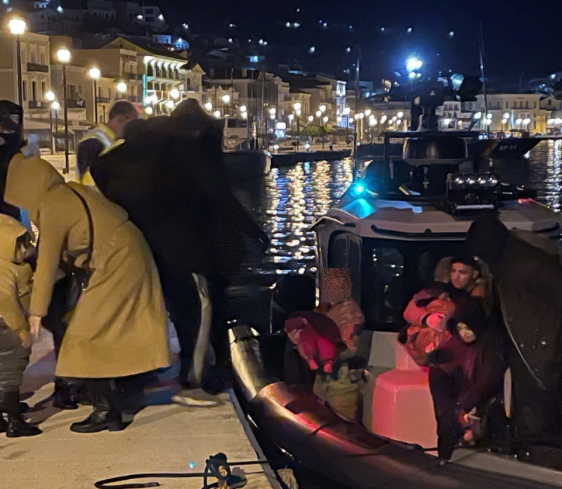 Επιχείρηση του Λιμενικού με απεγκλωβισμούς προσφύγων και συλλήψεις