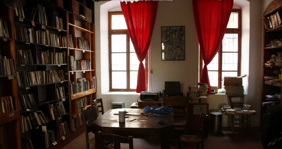 Πρόταση αυτοδιαχείρισης των κτιρίων στον λόφο Καστέλι από τη Rosa Nera
