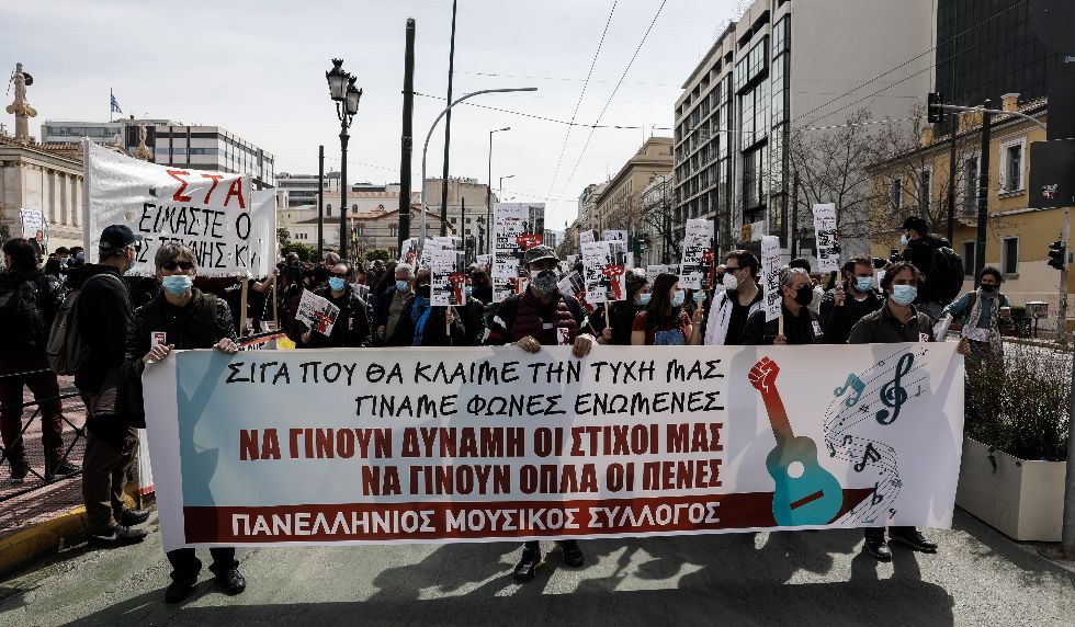 Οι γειτονιές γέμισαν ξανά χρώματα, φωνές και μουσική