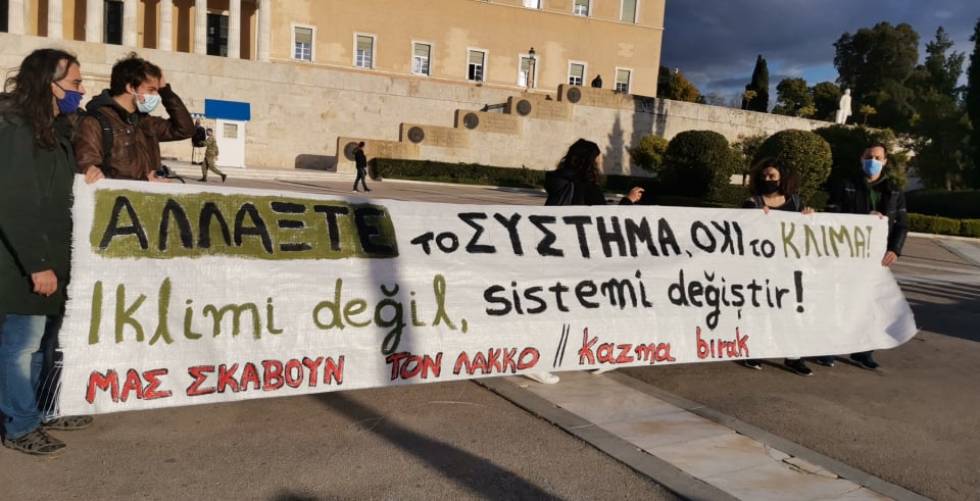 Διαμαρτυρία γυναικών στο Σύνταγμα κατά της υποχρεωτικής συνεπιμέλειας παιδιών