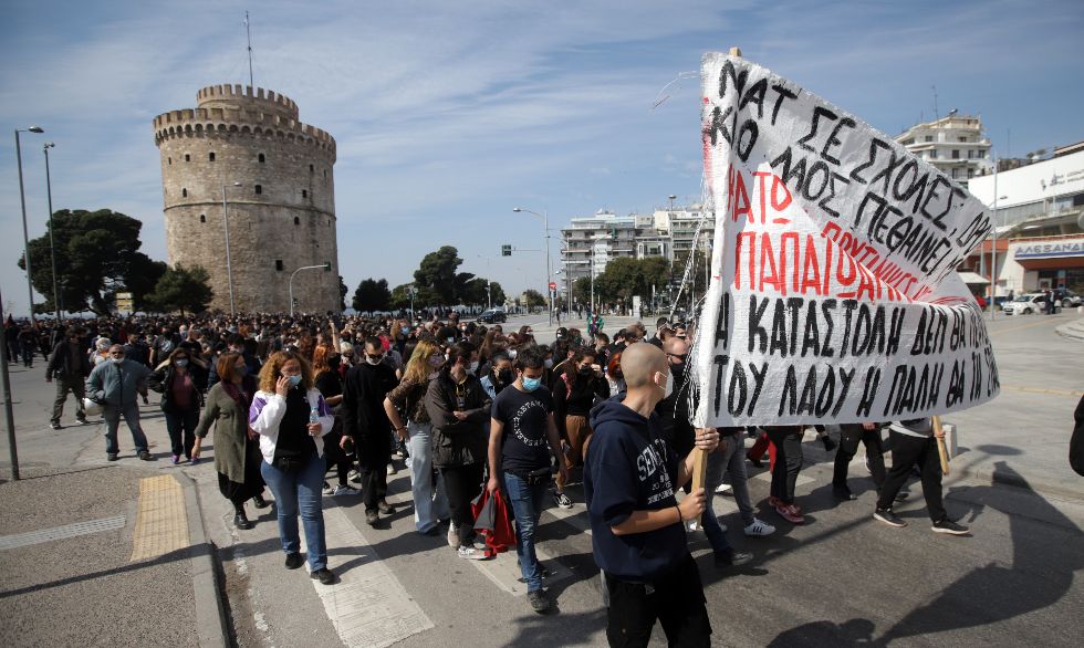 Ανθρώπινα ποτάμια σε πλατείες και δρόμους κατά της καταστολής
