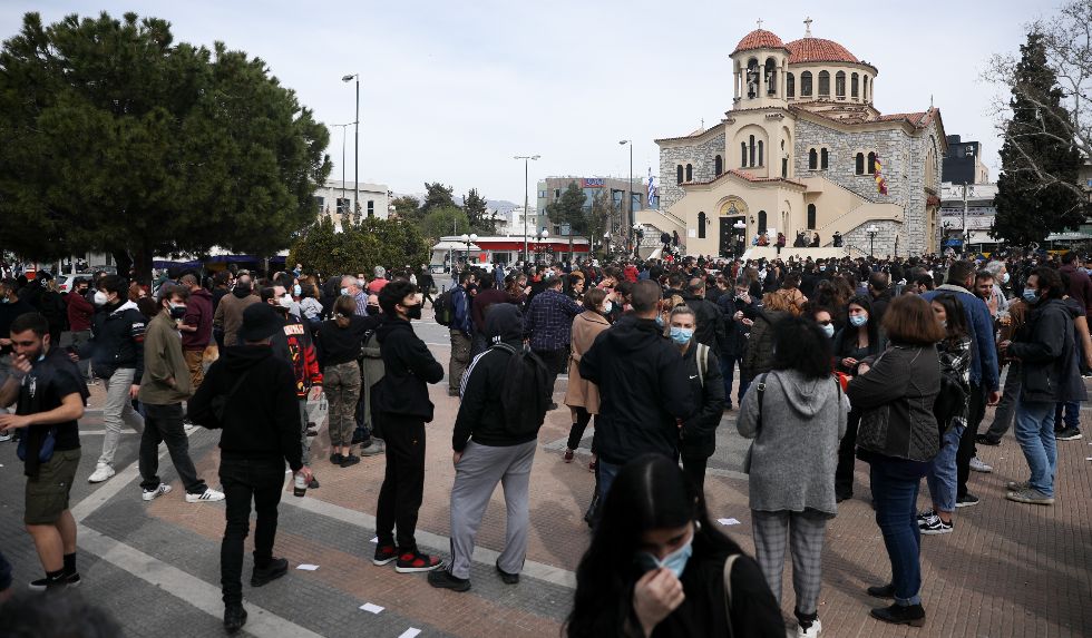 Ανθρώπινα ποτάμια σε πλατείες και δρόμους κατά της καταστολής