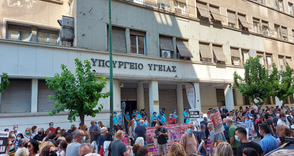 Με το «Ένα το χελιδόνι», οι υγειονομικοί διαδηλώνουν κατά των αναστολών