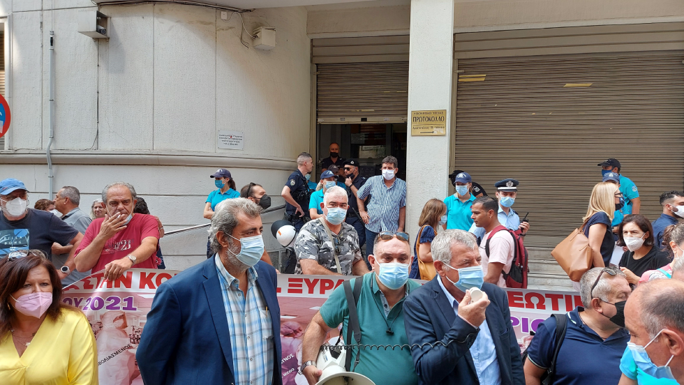 Με το «Ένα το χελιδόνι», οι υγειονομικοί διαδηλώνουν κατά των αναστολών
