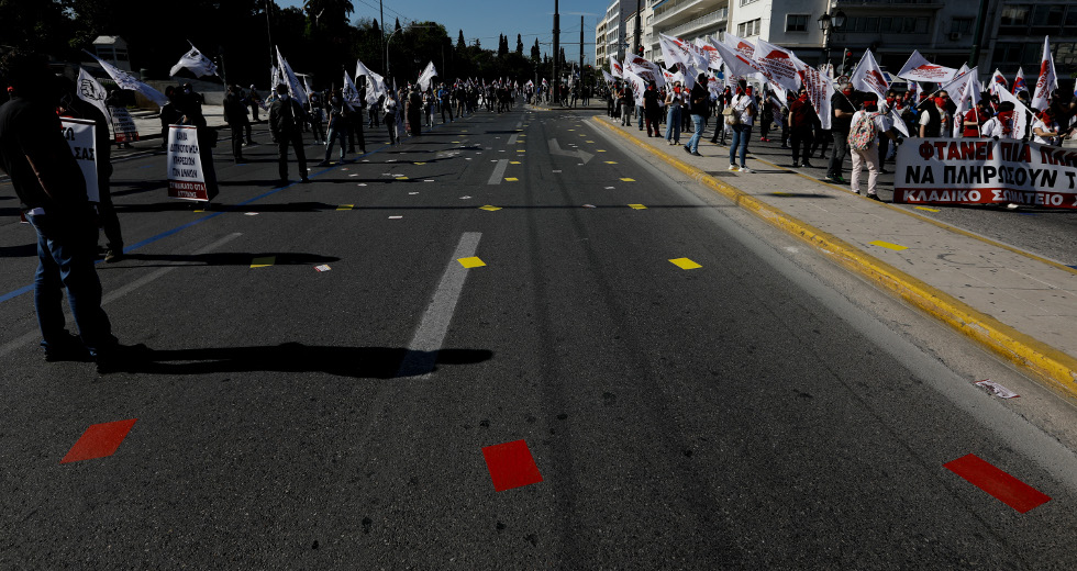 Διαδηλώσεις με κοινωνική απόσταση και κυβερνητικές απειλές