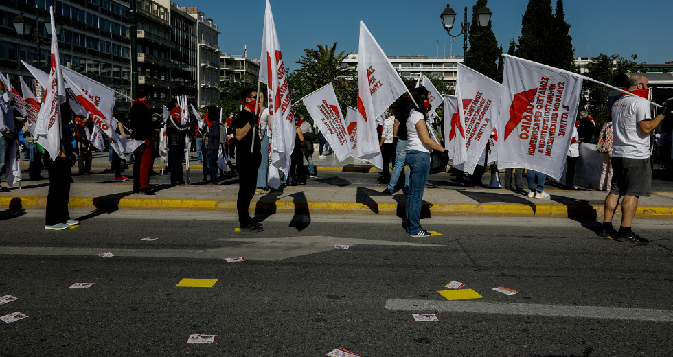 Εντυπωσιακή Πρωτομαγιά για το ΠΑΜΕ στο Σύνταγμα εν μέσω καραντίνας [εικόνες + βίντεο]