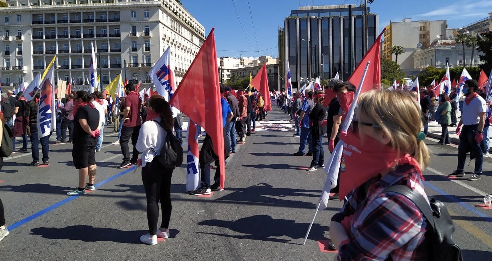 Εντυπωσιακή Πρωτομαγιά για το ΠΑΜΕ στο Σύνταγμα εν μέσω καραντίνας [εικόνες + βίντεο]